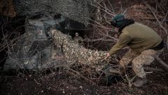 Soldados ucranianos colocan una red para cubrir el obs autopropulsado M109 de la 24 brigada mecanizada  rey Danylo, en la regin de Donetsk.