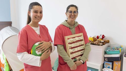 Dos de las profesionales que trabajan en el servicio de atenci&oacute;n temprana de Vimianzo