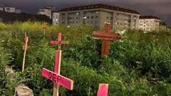 Los residentes colocaron cruces en los solares abandonados