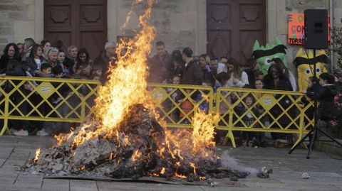 Numerosos nios siguieron en Monforte la quema de los compadres, que puso fin al primer da del calendario de carnaval