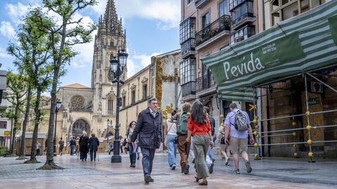 Varias personas caminan cerca de la catedral de Oviedo