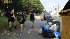 La ciudad amaneci el domingo con contenedores tirados y con bolsas de basura sin recoger