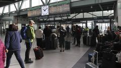 Viajeros en la estaci�n de Santiago-Daniel Castelao el lunes pasado