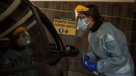 A diario se hacen cientos de pruebas para detectar casos de covid en Ourense