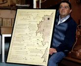 El responsable de la sala de exposiciones, F�lix Gonz�lez, sujeta la carta n�utica.