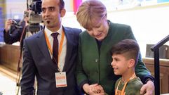 Un ni�o afgano da las gracias a Angela Merkel por su pol�tica de refugiados
