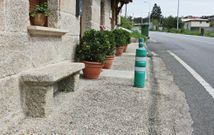 Acera en Xesteira, creada por un vecino y dotada con bancos y pivotes de se�alizaci�n. 