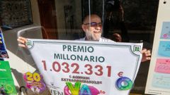 Juan Jos� Vila coloca el premio anunciando que ha repartido el primer premio de la bonoloto