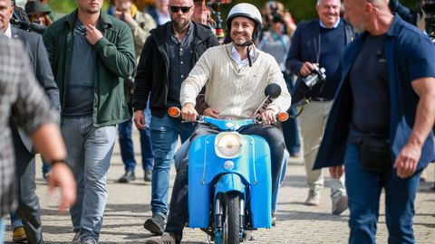 El l�der de Alternativa por Alemania (AfD) acudi� el domingo a votar con casco y en un esc�ter. 