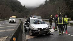 El coche en el que iba la v�ctima choc� contra la mediana de la carretera despu�s de pasar el viaducto de A Ruxidoira