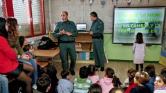 Agentes de la Guardia Civil dan una charla en un colegio