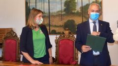 La diputada Pilar Garc�a Porto y el presidente de la Diputaci�n, Jos� Tom�, en la firma de un convenio