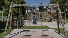 Parque infantil de la Praza de Campo Castelo sin ni�os por el intenso calor
