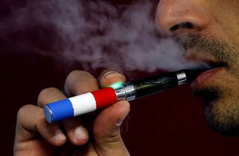Un modelo exhibido ayer en el primer sal�n internacional del cigarrillo electr�nico.