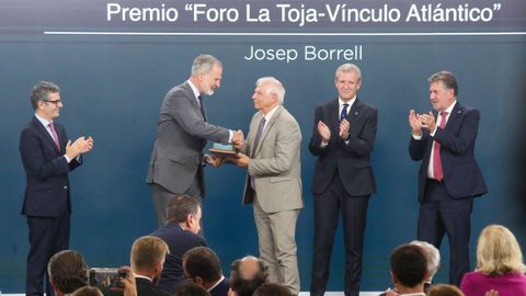 El rey Felipe VI entrega el premio del Foro La Toja a Josep Borrell.