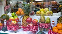 La referencia. El escaparate de Fina. No lo hace solo en Navidad, durante todo el a�o esta tendera dispone frutas y productos cual bodegones, que casi nunca se repiten y que cuentan con muchos admiradores en el la calle Real.