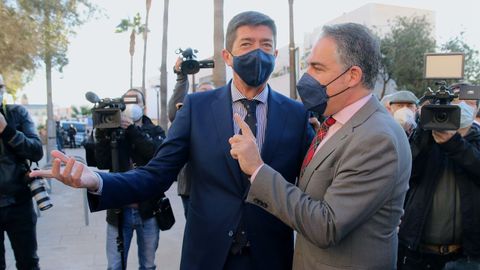 El vicepresidente de la Junta y consejero, Juan Mar�n, dialoga con el consejero de la Presidencia, El�as Bendodo, hoy antes del inicio de la reuni�n del Consejo de Gobierno en Almer�a.