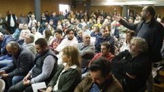 Asistentes a la reuni�n informativa de Altri en el concello de Palas de Rei. De pie, uno de los herederos de Leandro Quintas, sobre cuya finca pivota el proyecto