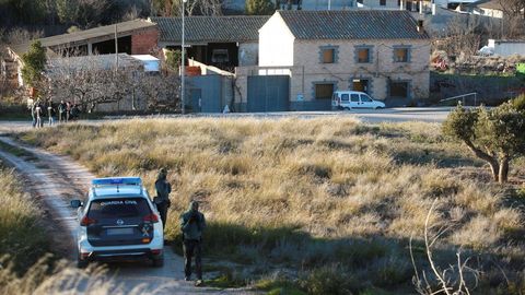 Efectivos de la Guardia Civil en las inmediaciones de la vivienda en Fuentes de Ebro (Zaragoza)