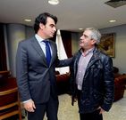 Diego Calvo, junto al alcalde de Carral, Jos� Luis Fern�ndez Mouri�o.