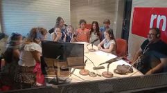 Los estudiantes de O Courel y su profesor en el estudio de radio de Lugo desde el que intervinieron en la gala de entrega de premios del concurso que ganaron