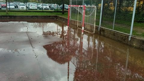 La pista de fútbol del colegio de A Gándara, convertida en un gran charco