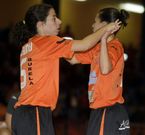 Claudia y Peque festejan un gol en el �ltimo enfrentamiento liguero con el Ourense. 