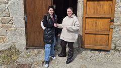 La regidora Dolores Garc�a le entreg� las llaves a Celia Prada del local en el que funcionar� A Comarca