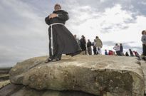 La Pedra de Abalar aparece citada de manera llamativa en la versi�n espa�ola y la inglesa. 