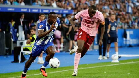 Bil Nsongo se escapa de Diakhaby en un lance del Deportivo-Valencia. 