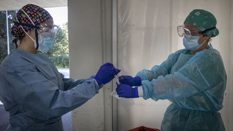 Las enfermeras del hospital comarcal de Barbanza realizan cada d�a decenas de PCR