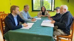El teniente de alcalde, Javier D�az, y el concejal de Obras, Jos� Tom�, se reunieron con la directiva de la Asociaci�n de Vecinos de Pazos por el plan municipal de barrios.