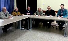Representantes de las corales y de Neria, ayer en Cee.