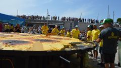 Sanxenxo elabora la tortilla m�s grande del mundo