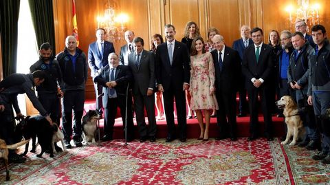Los Reyes posan para la foto de familia durante su audiencia a los galardonados con las Medallas de Asturias 2017 hoy en Oviedo, donde presiden la ceremonia de entrega de los Premios Princesa de Asturias 2017, que este a�o recaen, entre otros, en la Uni�n Europea, el grupo musical y humor�stico argentino Les Luthiers, la pensadora brit�nica Karen Armstrong, el escritor polaco Adam Zagajewski o la selecci�n masculina de rugby de Nueva Zelanda. 