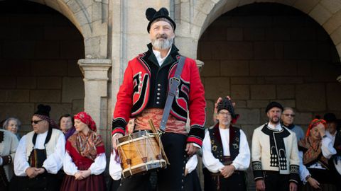 Desfile de traje tradicional gallego en el Domingo das Mozas