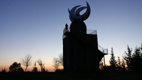 Posta de sol tras o mirador do Faro das L�as en Vilanova de Arousa