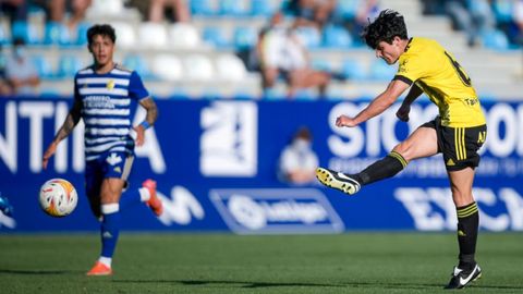 Javi Mier golpea un bal�n en el Ponferradina-Oviedo