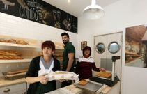 O persoal da Panader�a Torviso, no seu primeiro d�a de traballo onte en nova ubicaci�n. 