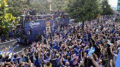 El Real Oviedo, liderado por la figura de Santi Cazorla, festeja este domingo con una ra por las calles de la capital asturiana el ascenso a Primera Divisin