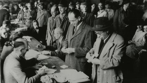 Refugiados jud�os recibiendo tickets de alimentaci�n en Shanghai, China, en 1940.