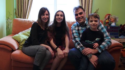 Estela Brañas y David Vázquez, con sus hijos Leire y Adrián, en el dúplex que pondrán a la venta cuando les construyan la casa unifamiliar en la que quieren vivir