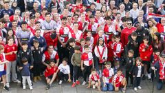 Imagen de la plantilla del Arousa que logr� el t�tulo y el ascenso junto a aficionados delante de la casa consistorial al finalizar la recepci�n tributada al equipo por la Concello de Vilagarc�a.