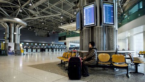 Una pasajera en la terminal de salidas del aeropuerto de Lisboa