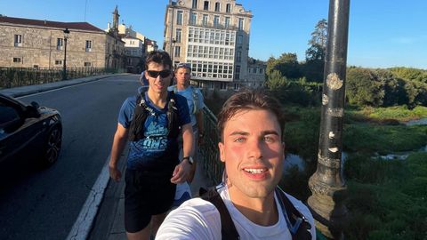Cruzando el puente de A Ferrer�a sobre el Umia, en Caldas de Reis