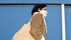 La jueza lucense Pilar de Lara toca con la guitarra 'Resistiré'