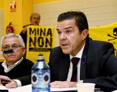 Pancartas contra la mina durante la intervenci�n de N��ez.