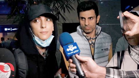 La escaladora iran� Elnaz Rekabi fue recibida este mi�rcoles al grito de �campeona� por docenas de personas que la esperaban en el aeropuerto de Teher�n.