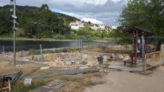 Se instalaron vallas en la zona termal para comenzar con los trabajos de adaptaci�n de A Chavasqueira.