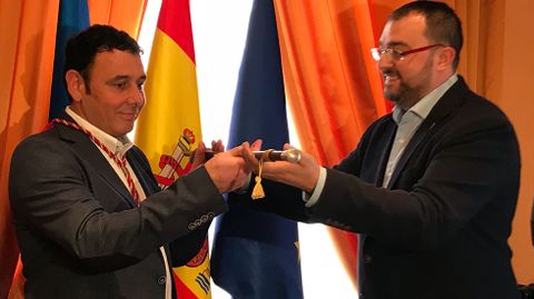 Julio Garc�a toma posesi�n como alcalde de Laviana